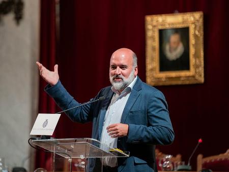 Imagen Los Bibliobuses de la Diputación celebran el Día del Libro con la conferencia del catedrático experto en Cervantes, José Manuel Lucía, que ahondará en la vida del escritor desde otro punto de vista